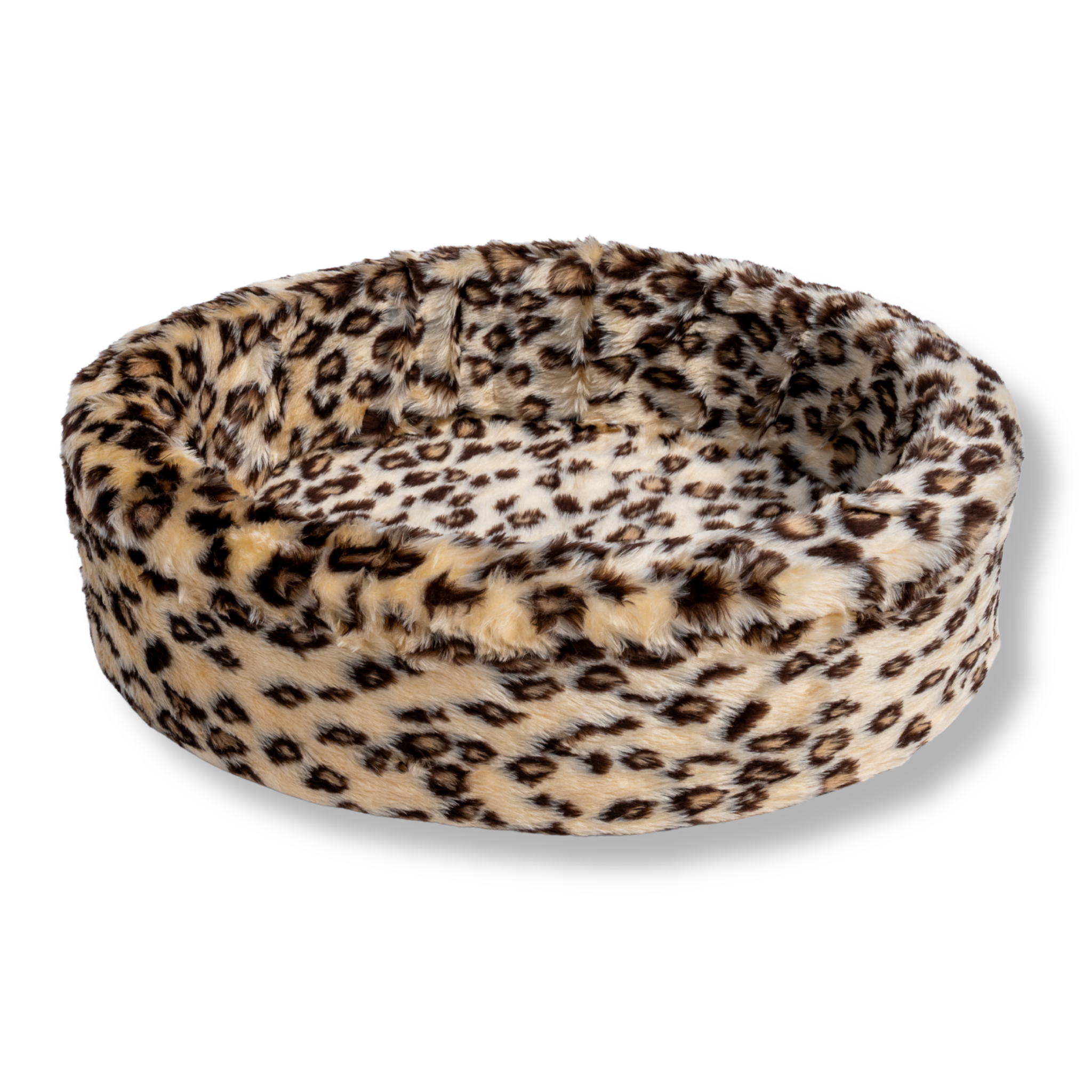 Napzzz ovale honden/kattenmand vanaf de zijkant gezien. Deze ovale dierenmand die verkrijgbaar is van 40cm tot wel 120 cm. Geschikt van kitten tot zeer grote honden. De kern is gemaakt van stevig schuimrubber en de hoes is gemaakt van zachte pluche imitatiebont met een hippe luipaard dierenprint in beige kleur. De hoes is verwijderbaar van de kern en dus wasbaar op maximaal 30 graden. De opstaande rand biedt extra steun en comfort.