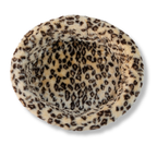 Napzzz ovale mand van bovenaf gezien dat verkrijgbaar is van 40cm tot wel 120 cm. Geschikt van kitten tot zeer grote honden. De kern is gemaakt van stevig schuimrubber en de hoes is gemaakt van zachte pluche imitatiebont met een hippe luipaard dierenprint in beige kleur. De hoes is verwijderbaar van de kern en dus wasbaar op maximaal 30 graden. De opstaande rand biedt extra steun en comfort.