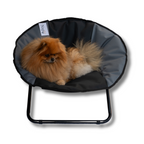 Napzzz stoel opvouwbaar in vooraanzicht met liggend hondje, geschikt voor kleine huisdieren zoals hond of kat. Inklapbaar en voorzien van waterafstotende stof. Met metalen frame en anti slip details.
