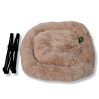 Napzzz stoel fluffy in beige kleur. Metalen frame ingeklapt en los kussen met opstaande rand ernaast afgebeeld op witte achtergrond. Inklapbare stoel is geschikt voor kat en kleinere honden.