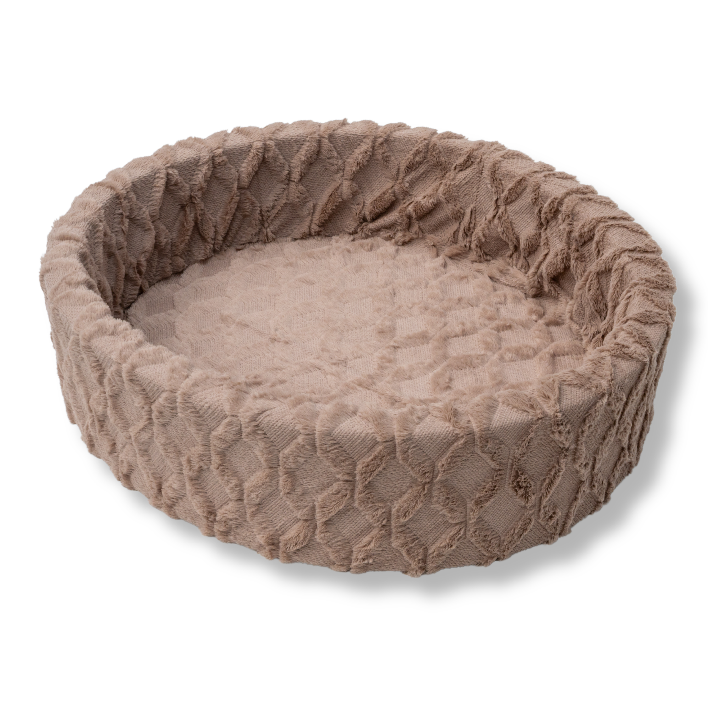 Bovenaanzicht van de ovale hondenmand met imitatiebont in Kriskros Bruin. De mand toont duidelijk de zachte, diepe vorm en de comfortabele schuimrubberen vulling. Ideaal voor honden en katten die graag knus liggen. Luxe, handgemaakte mand met afneembare, wasbare hoes en stijlvolle print die past in elk interieur.